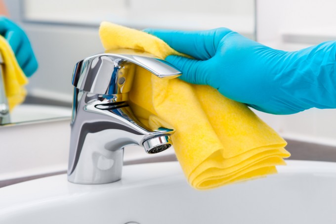 3 dicas para limpar os metais sanitários 